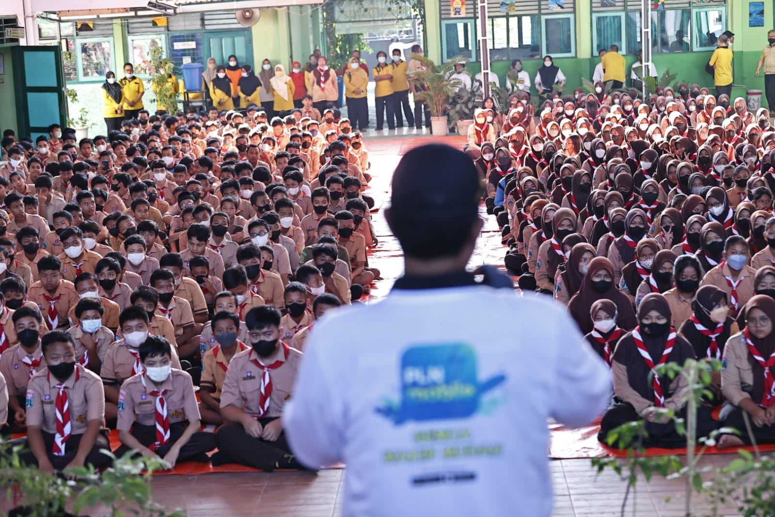 Foto 6 dari 10: Gencarkan Upaya Tekan Inflasi, Wali Kota Bagi Bibit Tanaman Ke Sekolah Hingga Bagi Minyak Kepada Lansia