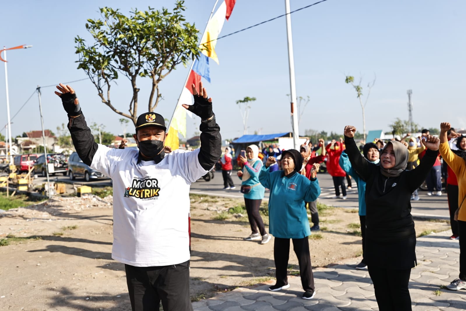 Foto 8 dari 10: Gencarkan Upaya Tekan Inflasi, Wali Kota Bagi Bibit Tanaman Ke Sekolah Hingga Bagi Minyak Kepada Lansia