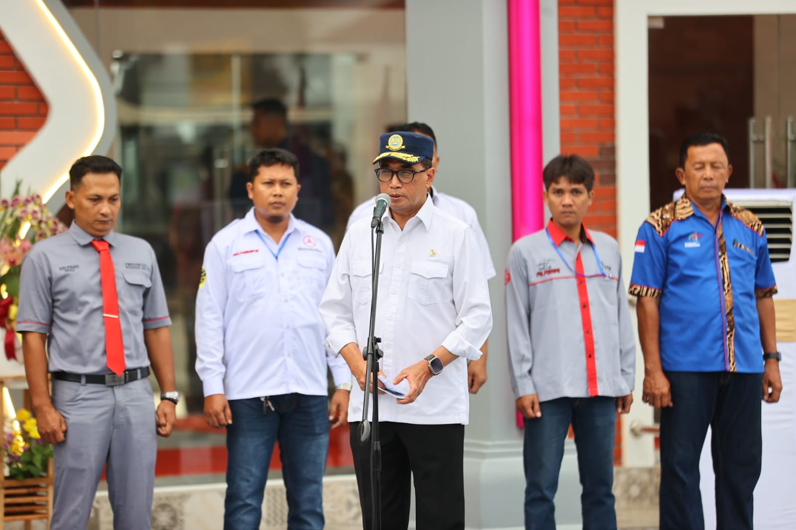 Foto 4 dari 6: Resmikan 4 Terminal Bus di Jatim dan Jateng, Presiden Soroti Kemacetan