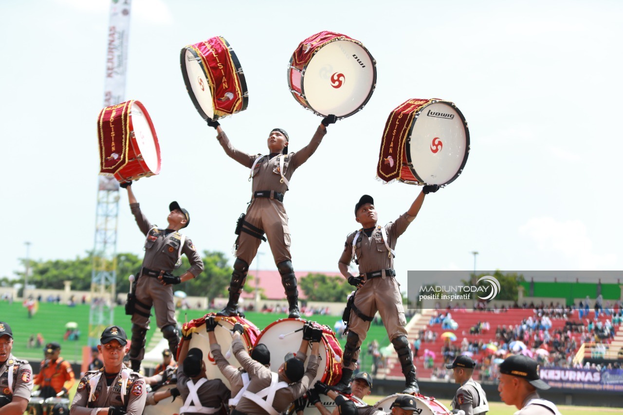 Foto 12 dari 19: Sukses Memukau Masyarakat, Aksi Drumcorps Pelopor Cenderawasih Akpol Dapat Apresiasi Wali Kota Maidi