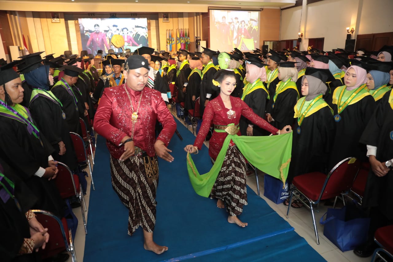 Foto 11 dari 13: Hadiri Wisuda Unipma, Wali Kota Maidi: Wisudawan Agen Perubahan