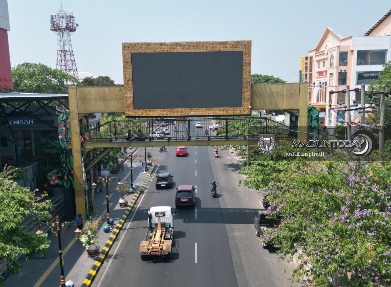 Foto 2 dari 3: Pembongkaran JPO Depan Plaza Lawu Dimulai, Videotron Ikut Dicopot