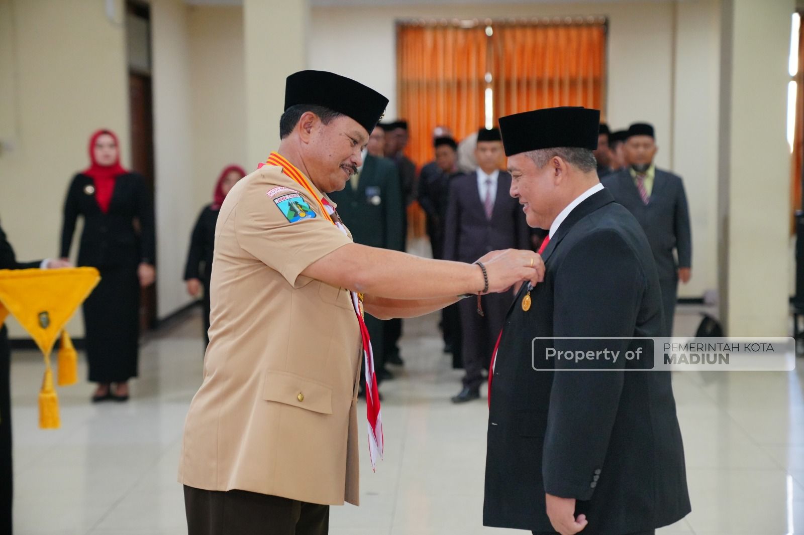 Foto 3 dari 8: 326 ASN Pemkot Madiun Raih Tanda Kehormatan Satyalancana Karya Satya, 78 Di antaranya Sudah Mengabdi 30 Tahun Lamanya