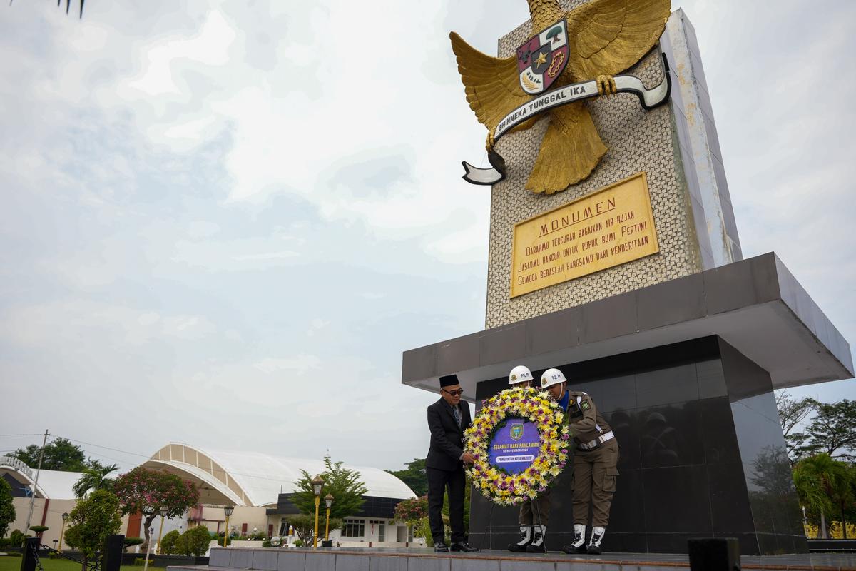 Foto 1 dari 7: Peringati Hari Pahlawan, Pemkot dan DPRD Gelar Ziarah Makam di TMP