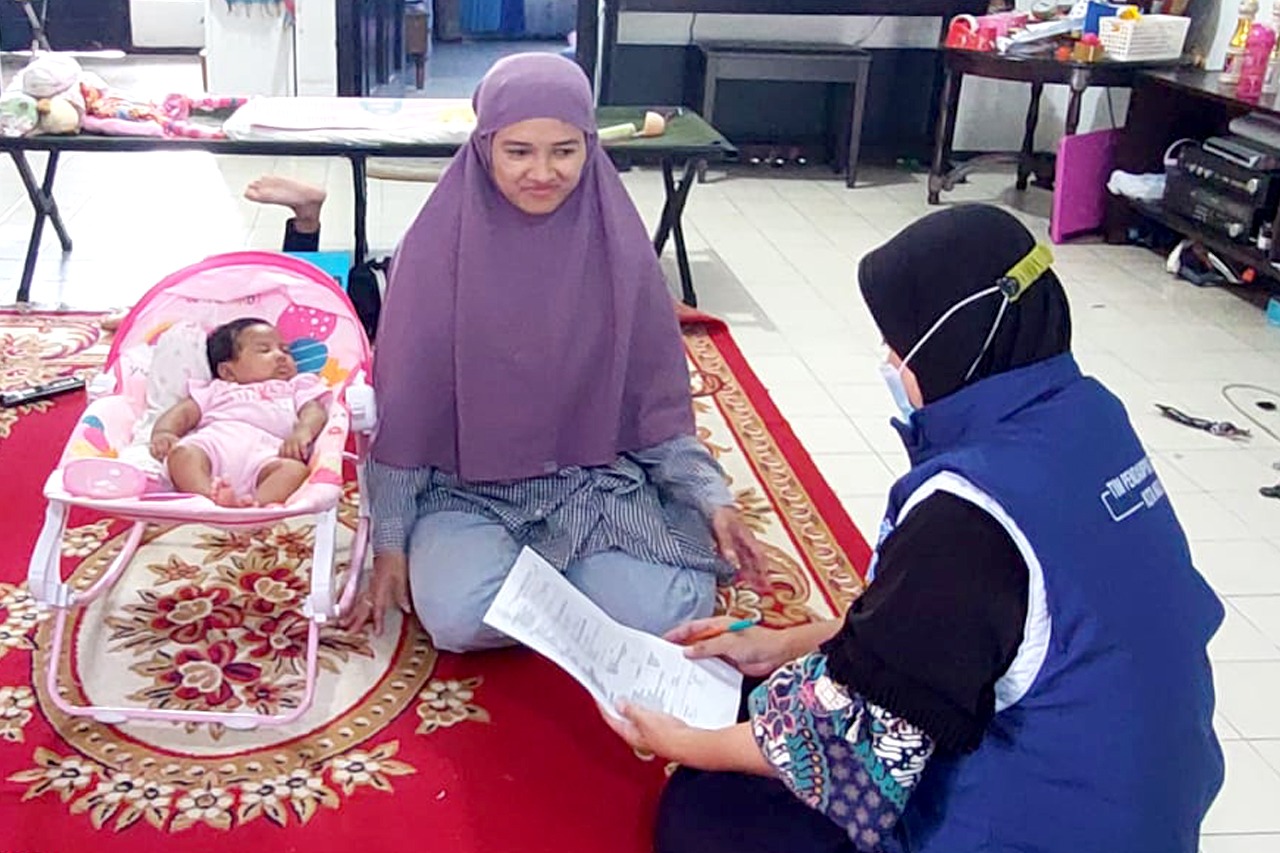 Foto 2 dari 4: Tekan Stunting, Petugas Jemput Bola Lakukan Pemeriksaan Tumbuh Kembang Bayi Baru Lahir