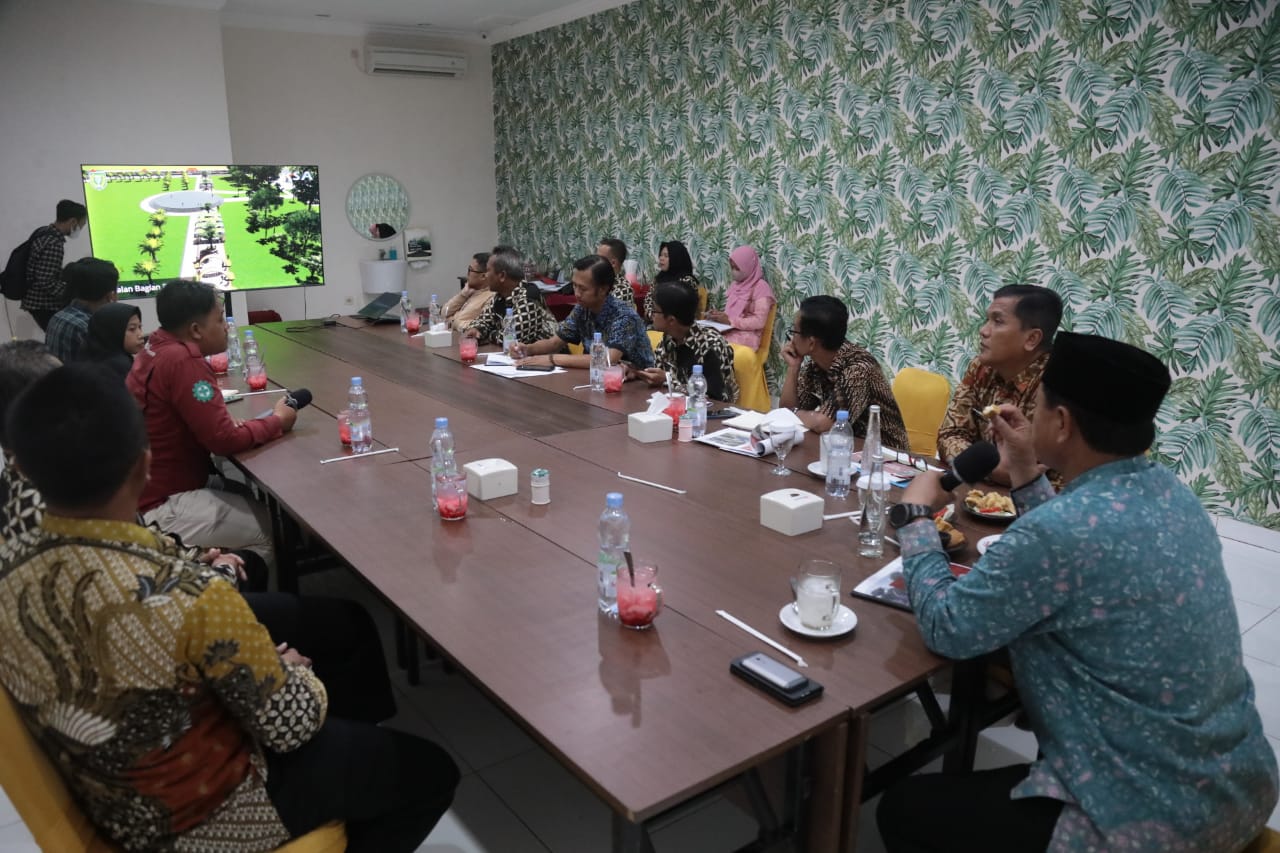 Foto 3 dari 10: Pimpin Rapat Pembangunan RTH Kota Madiun, Wali Kota Imbau Rekanan Bekerja Optimal