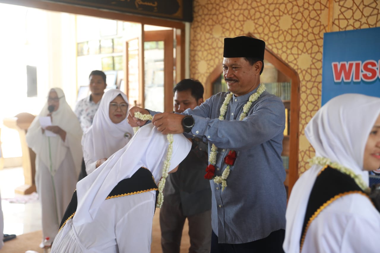 Foto 2 dari 10: Hadiri Wisuda Santri Lansia Omah Qur'an Darul Muqomah, Wali Kota : Tidak Ada Kata Terlambat Untuk Belajar