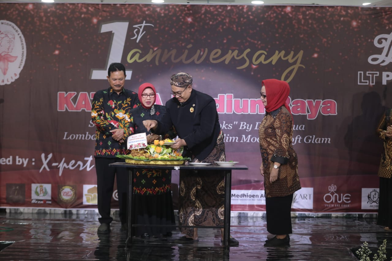 Foto 2 dari 14: Hadiri Anniversary Perias Katalia Madiun Raya, Wali Kota Ajak Perias Gelar Event Manten Enam Negara