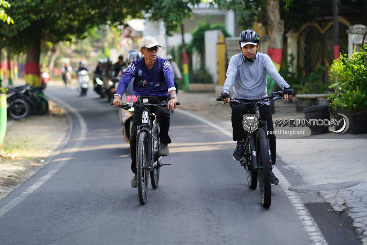 Foto 15 dari 19: Gowes Keliling Kota, Plt Wali Kota Madiun Cek P2L, Data Ekonomi hingga Kebersihan Lingkungan