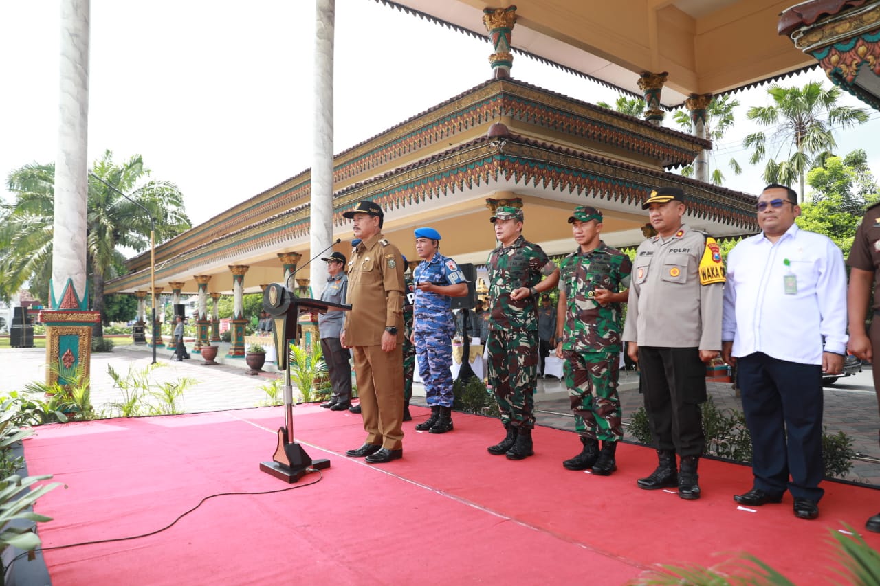 Foto 6 dari 9: Pimpin Apel Siaga Satlinmas Pengamanan Pemilu, Wali Kota: Kota Kita Sudah Ready Semua