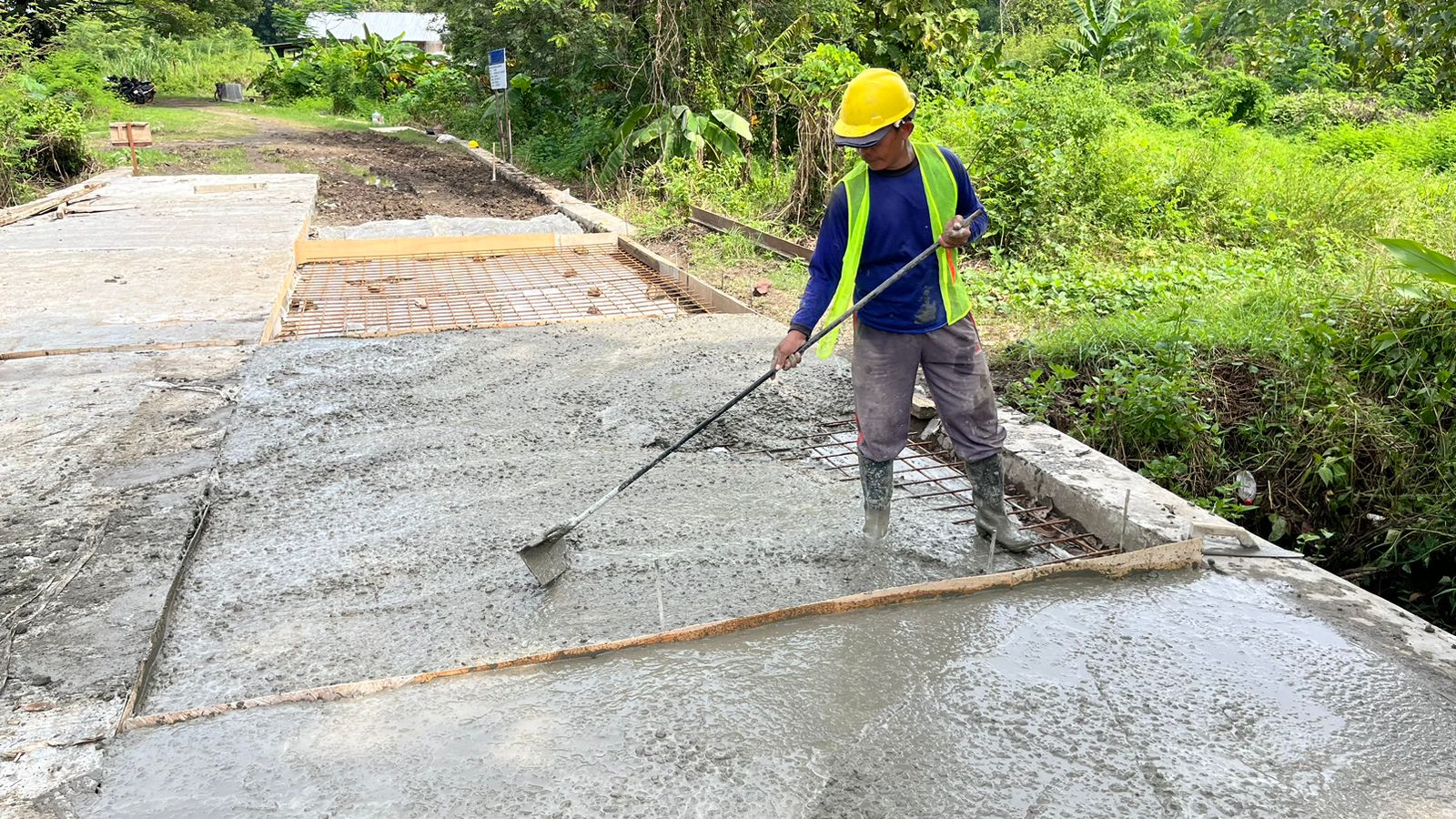 Foto 1 dari 5: Di Kota Pendekar Juga Ada Pengecoran Jalan, Tahun Ini Ada Lima Titik yang Dikerjakan