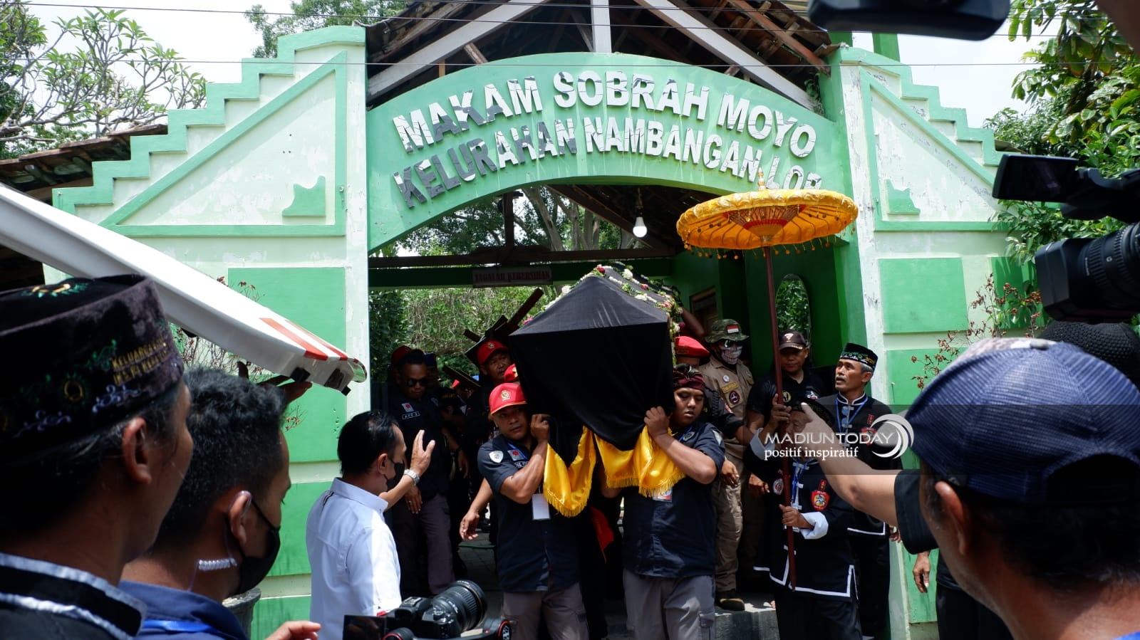 Foto 2 dari 2: Beri Penghormatan Untuk Sang Guru Besar, IKSPI Kera Sakti Pindahkan Makam H.R. Totong Kiemdarto Ke Dekat Padepokan