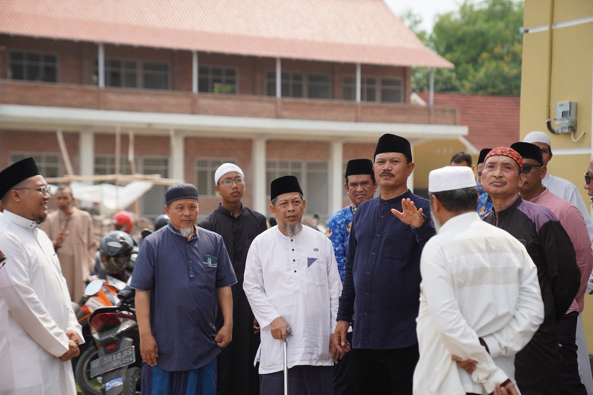 Foto 7 dari 9: Safari Salat Jumat di Wilayah Taman, Wali Kota Maidi Sekaligus Resmikan Masjid Khadija Al Zarouni