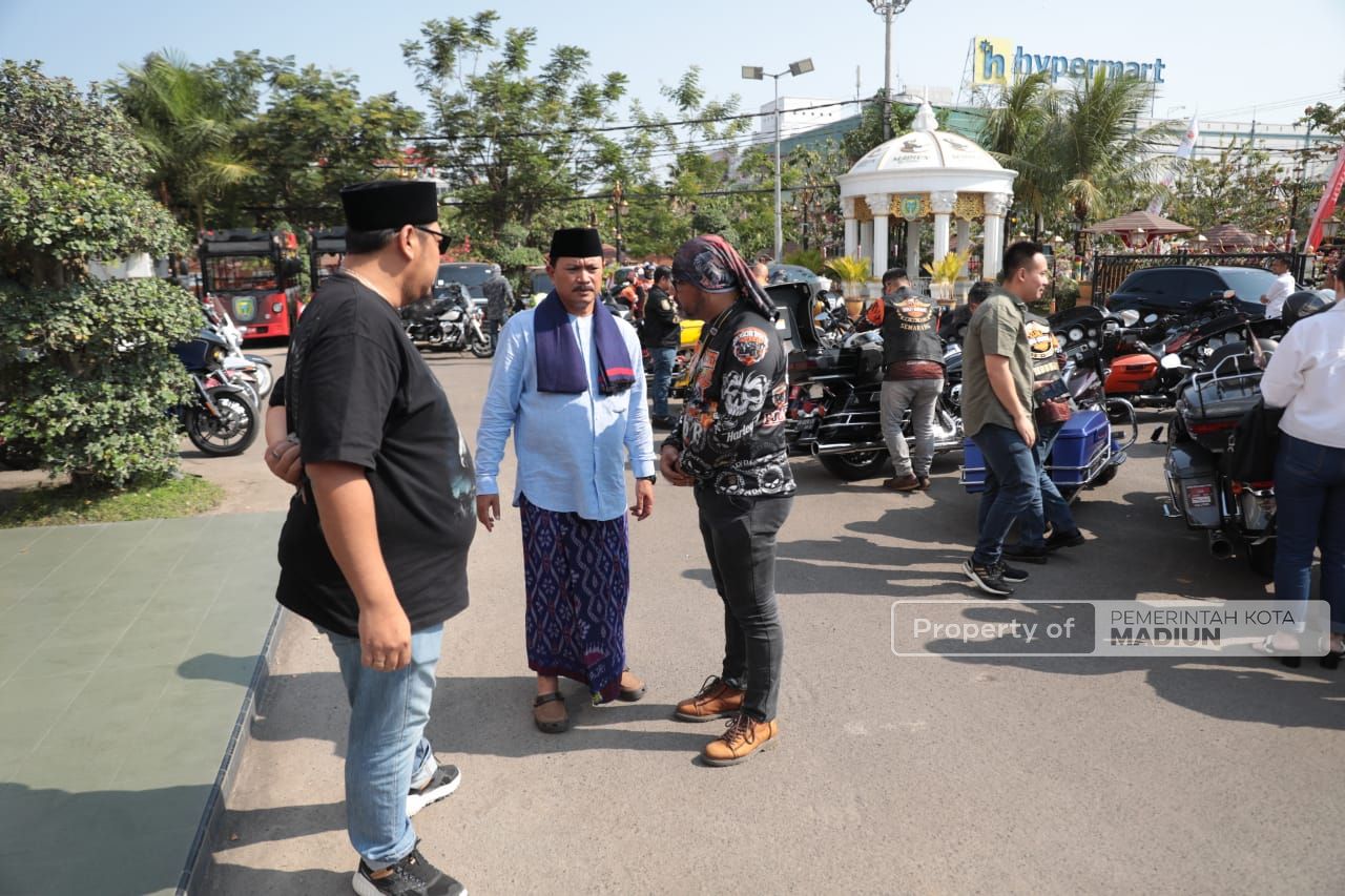 Foto 10 dari 12: Touring Jakarta-Atambua, Komunitas HDCI Mampir Kota Madiun dan Bagi Santunan untuk Veteran