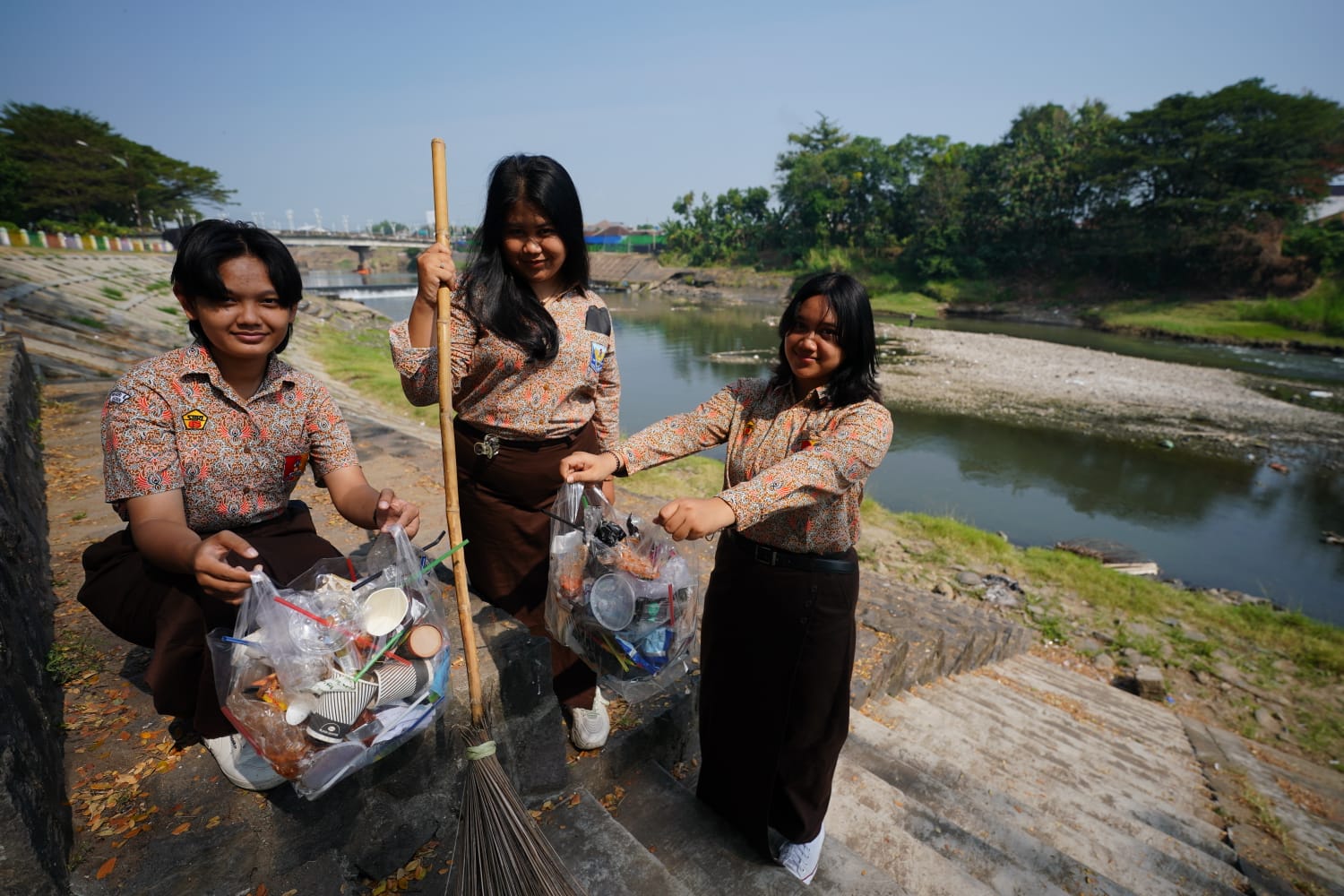 Foto utama berita: Keren! Tiga Remaja di Kota Madiun Ini Isi Waktu Luang dengan Bersihkan Sampah di Taman Lalu Lintas Bantaran