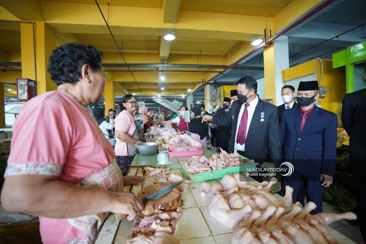 Foto 1 dari 10: Siapkan Anggaran Rp 8,6 Miliar, Wali Kota Beri Subsidi Ke Pedagang Pasar