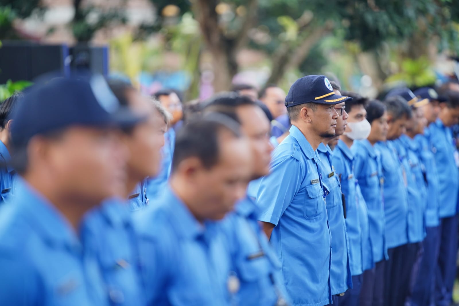 Foto 3 dari 9: Serahkan SK Pensiun Kepada Pegawai PDAM, Wali Kota Pesan Pensiunan Tetap Produktif