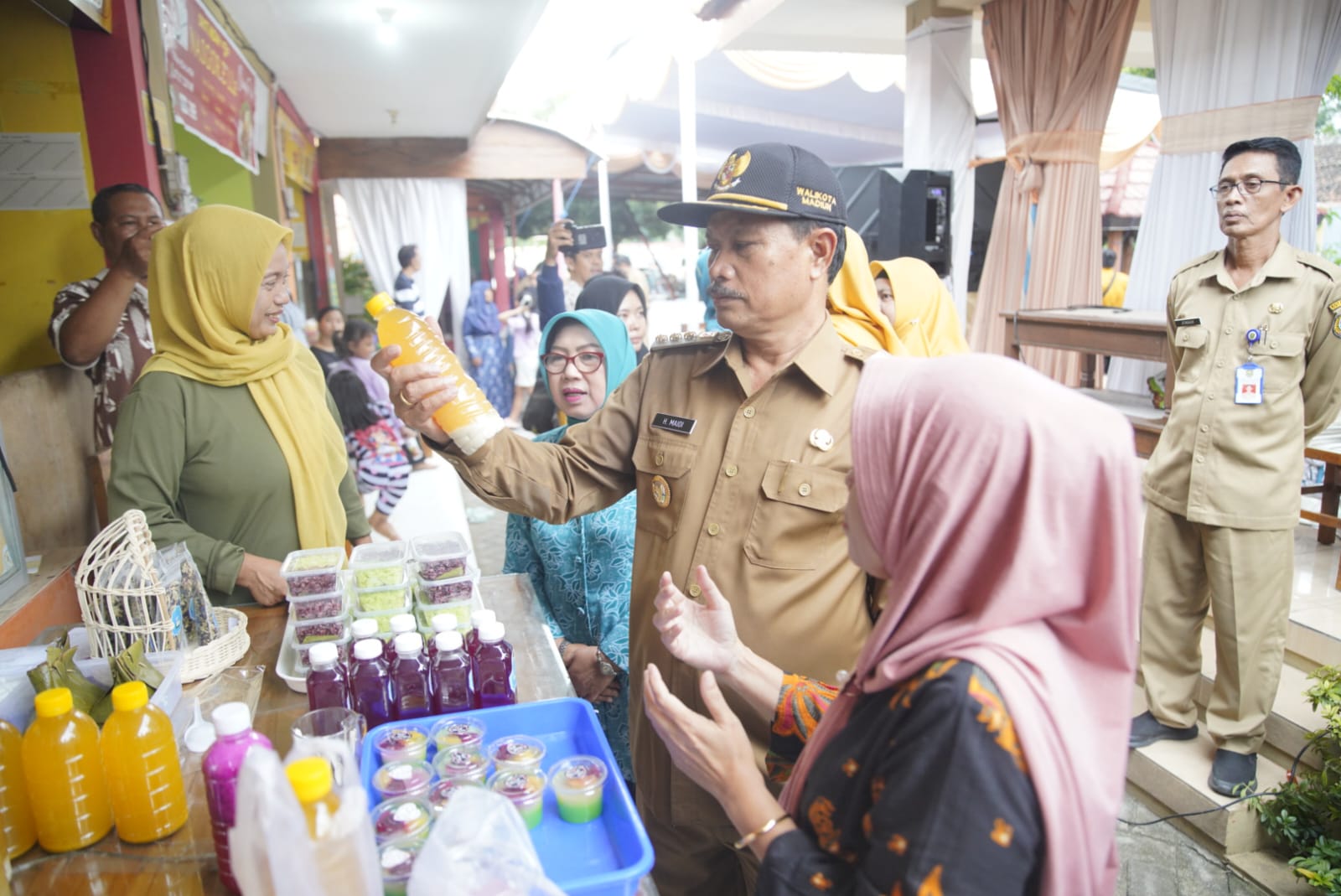 Foto 5 dari 9: Wali Kota Maidi Serahkan Bantuan CSR Hingga Buka Bazar Takjil Lapak UMKM