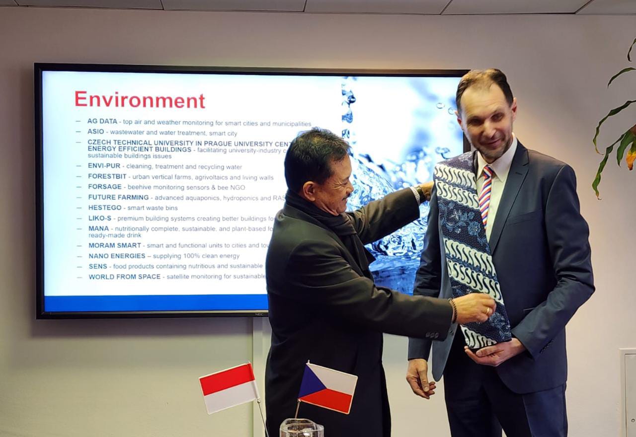 Foto 7 dari 11: Bertemu Wali Kota Praha hingga Kunjungi Sejumlah Kementerian di Ceko, Wali Kota Maidi Bahas Smart City Juga Wisata