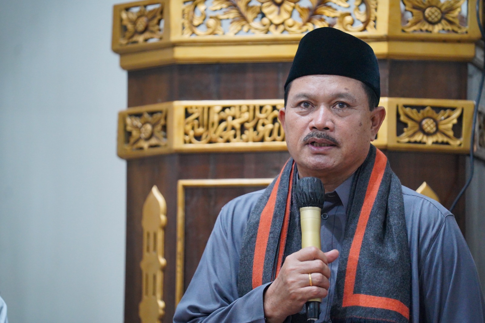 Foto 4 dari 10: Salat Isya di Masjid Al Muttaqin, Wali Kota Juga Salurkan Berbagai Bantuan