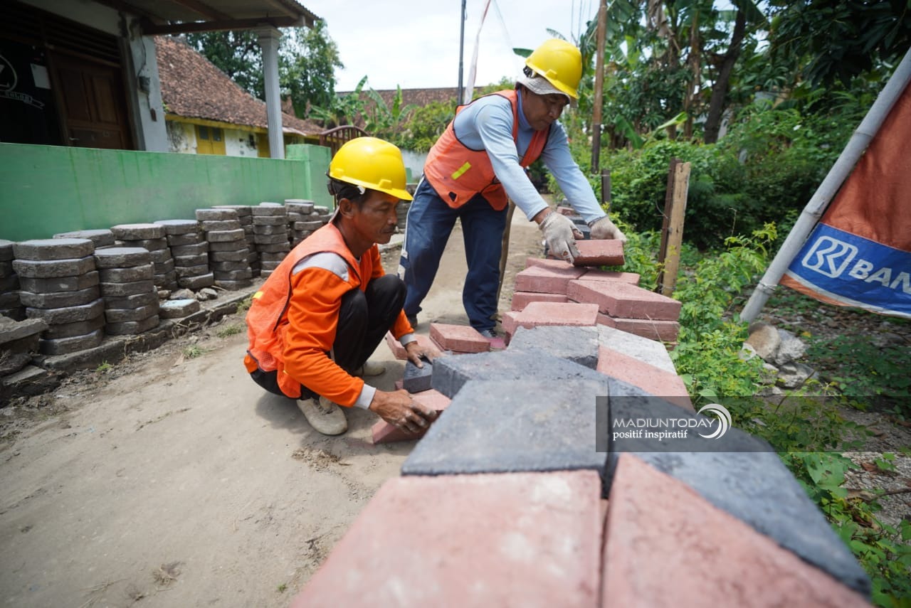 Foto 6 dari 6: Ada Enam Titik Pavingisasi di Kelurahan Pangongangan, Pengerjaan Dua di Antaranya Sudah 30 Persen