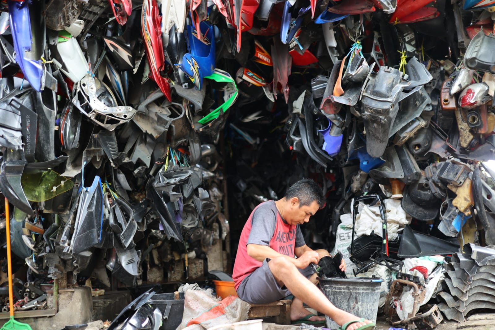 Foto 4 dari 8: Tak Hanya Tempat Jual-Beli Besi, Tetapi Juga Asyik Untuk Fotografi