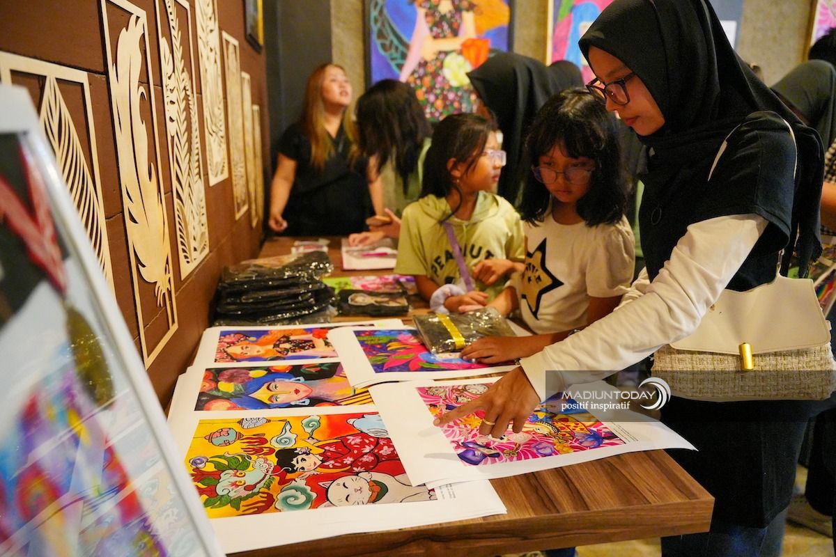 Foto 6 dari 8: Gelar Pameran Tunggal Seni Lukis, Joyce Zerlina Ingin Tularkan Semangat Positif Bagi Generasi Muda