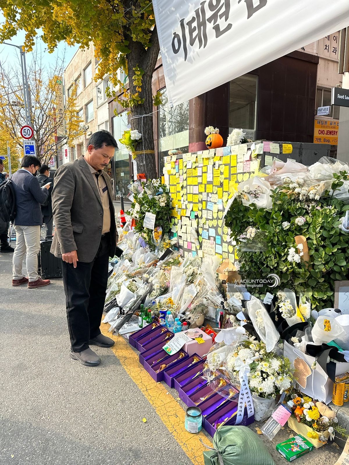Foto 1 dari 5: Disela Kunker Smart City di Korea, Wali Kota Sempatkan Kunjungi Itaewon Sampaikan Bela Sungkawa