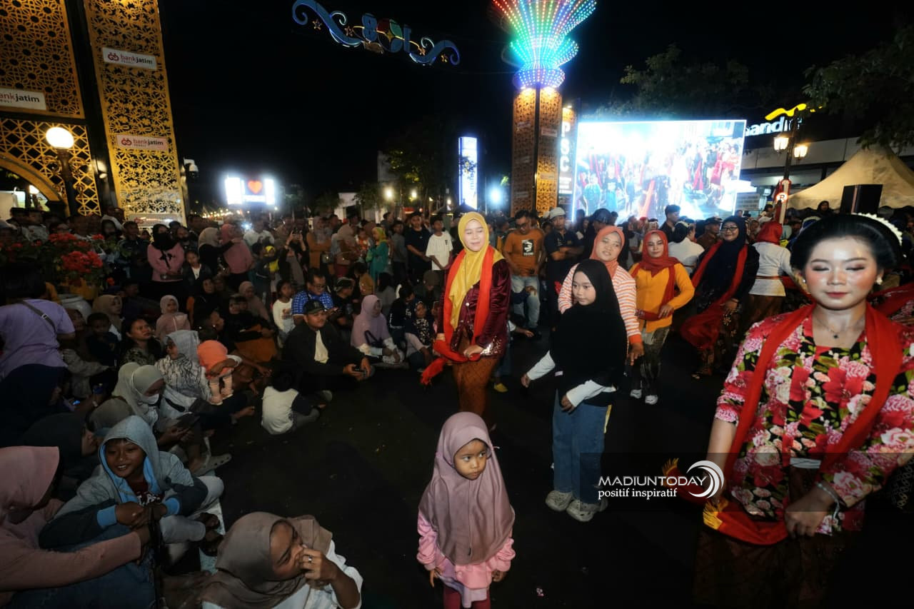 Foto 11 dari 19: Ketika Warga Turun ke Jalan, Menari Bersama di Panggung Kota