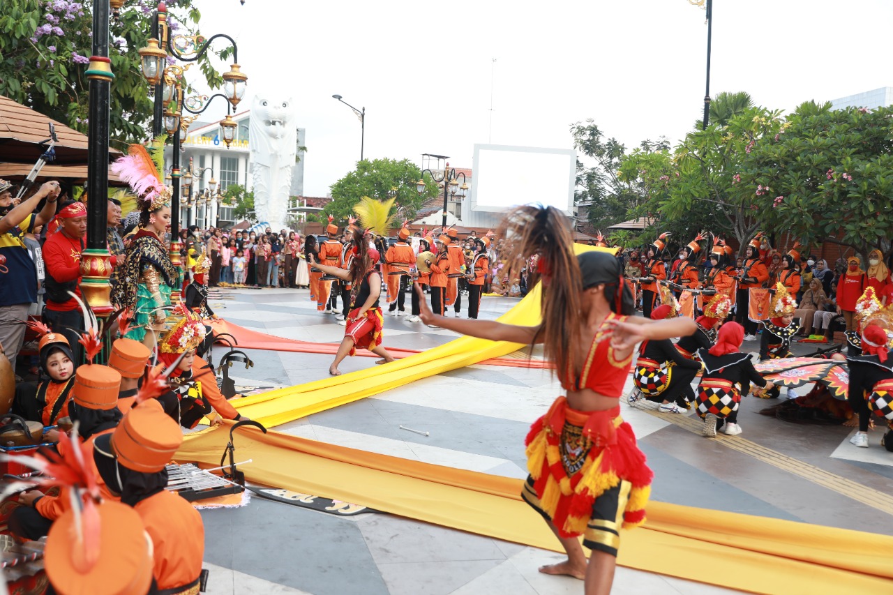 Foto 4 dari 11: Tampil Memukau, Drumband SMPN 11 dan Paskib SMKN 2 Madiun Unjuk Gigi di Parade Senja