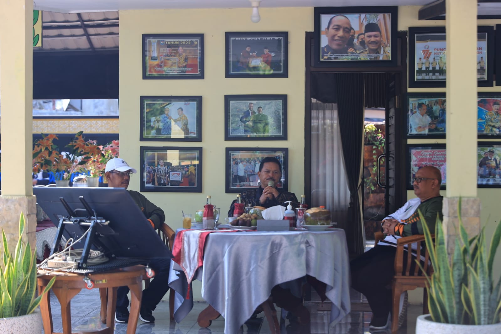 Foto 3 dari 7: Beri Pembinaan Pejabat Pemda Usai Gowes Bersama, Wali Kota Pesan Jaga Kesehatan Agar Pelayanan Makin Prima