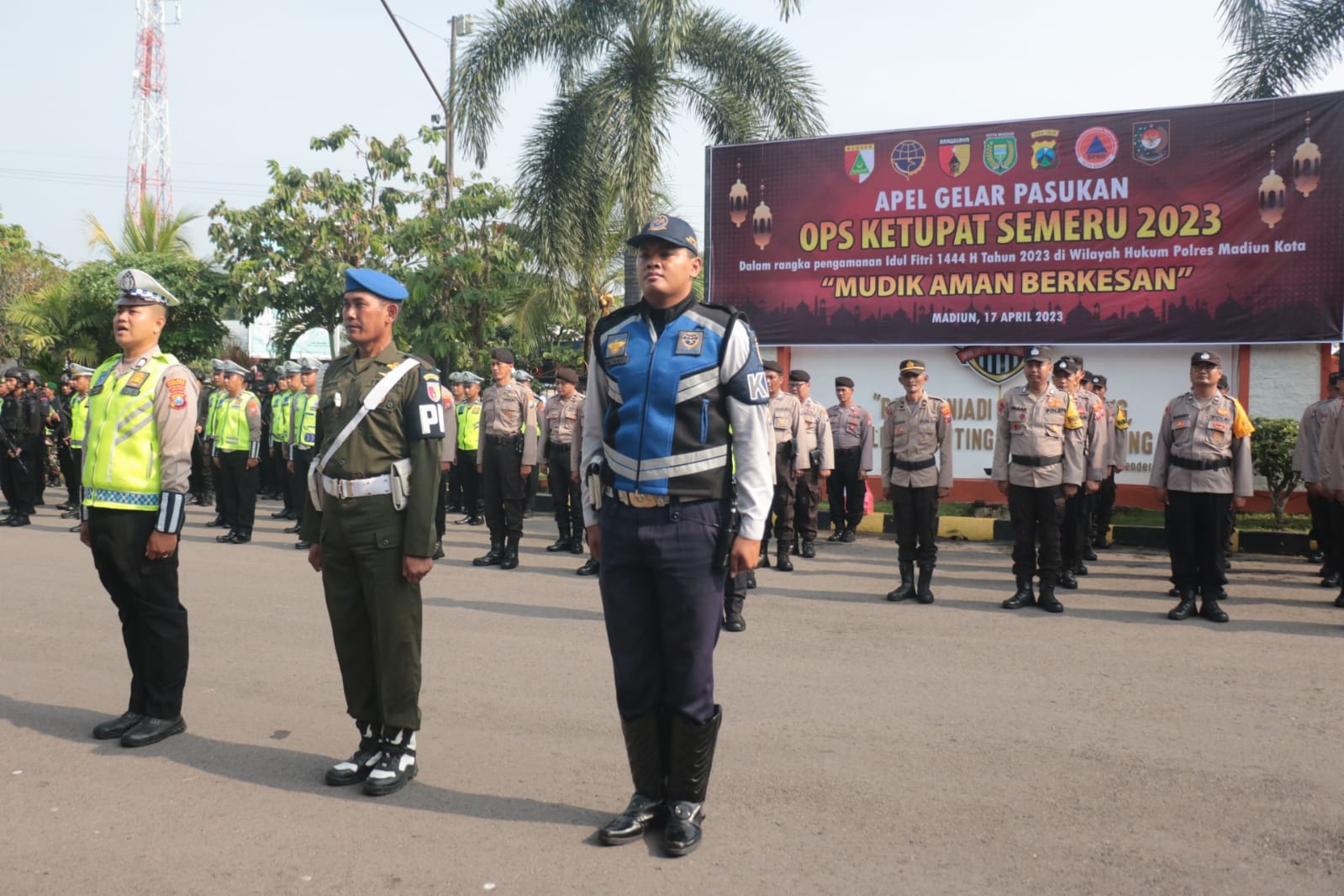 Foto 8 dari 10: Pimpin Apel Gelar Pasukan Ops Ketupat Semeru 2023, Wali Kota: Aman dan Nyaman Kebutuhan Masyarakat