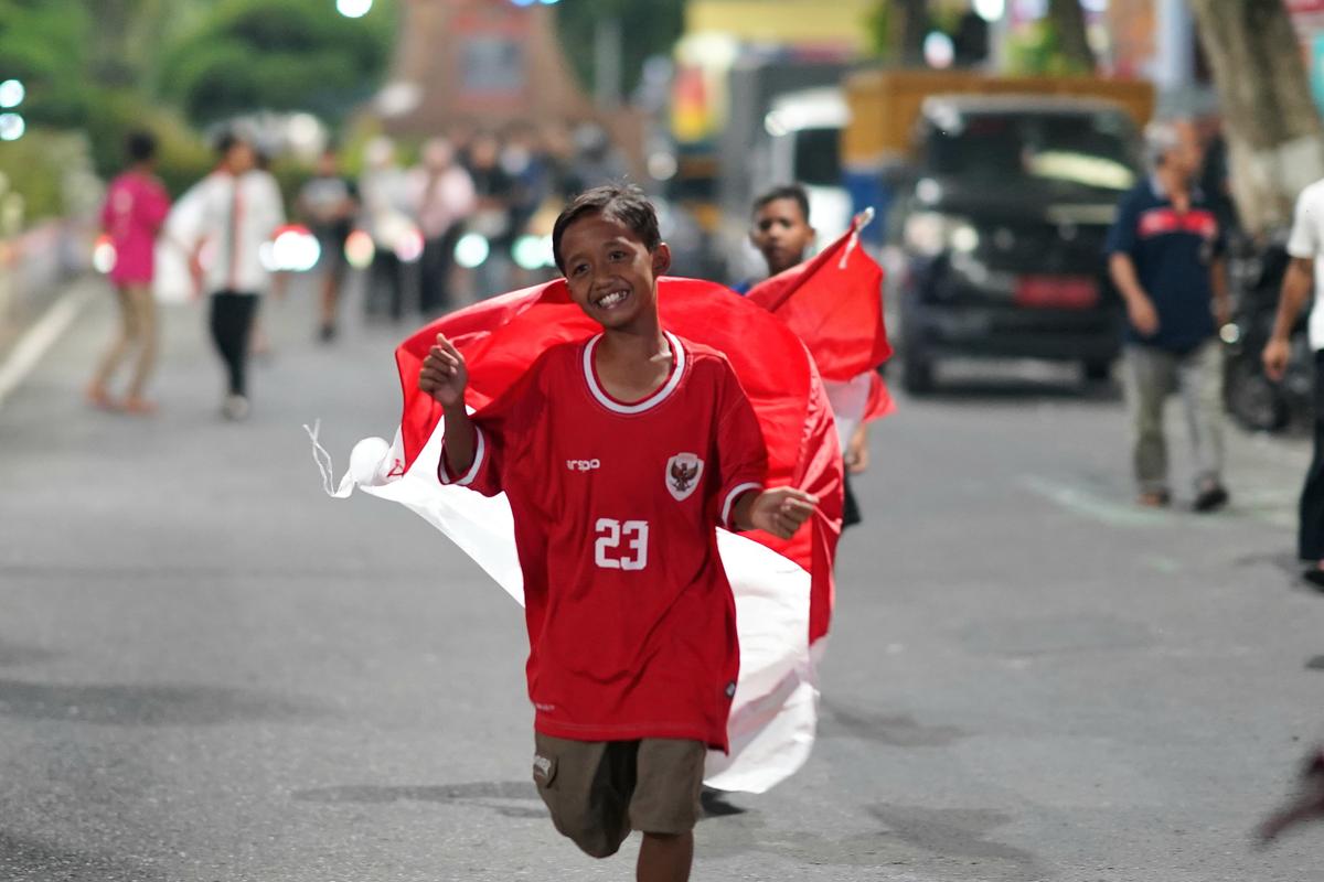 Foto 7 dari 19: Dukungan Tak Pernah Padam, Meski Kembali Menelan Kekalahan