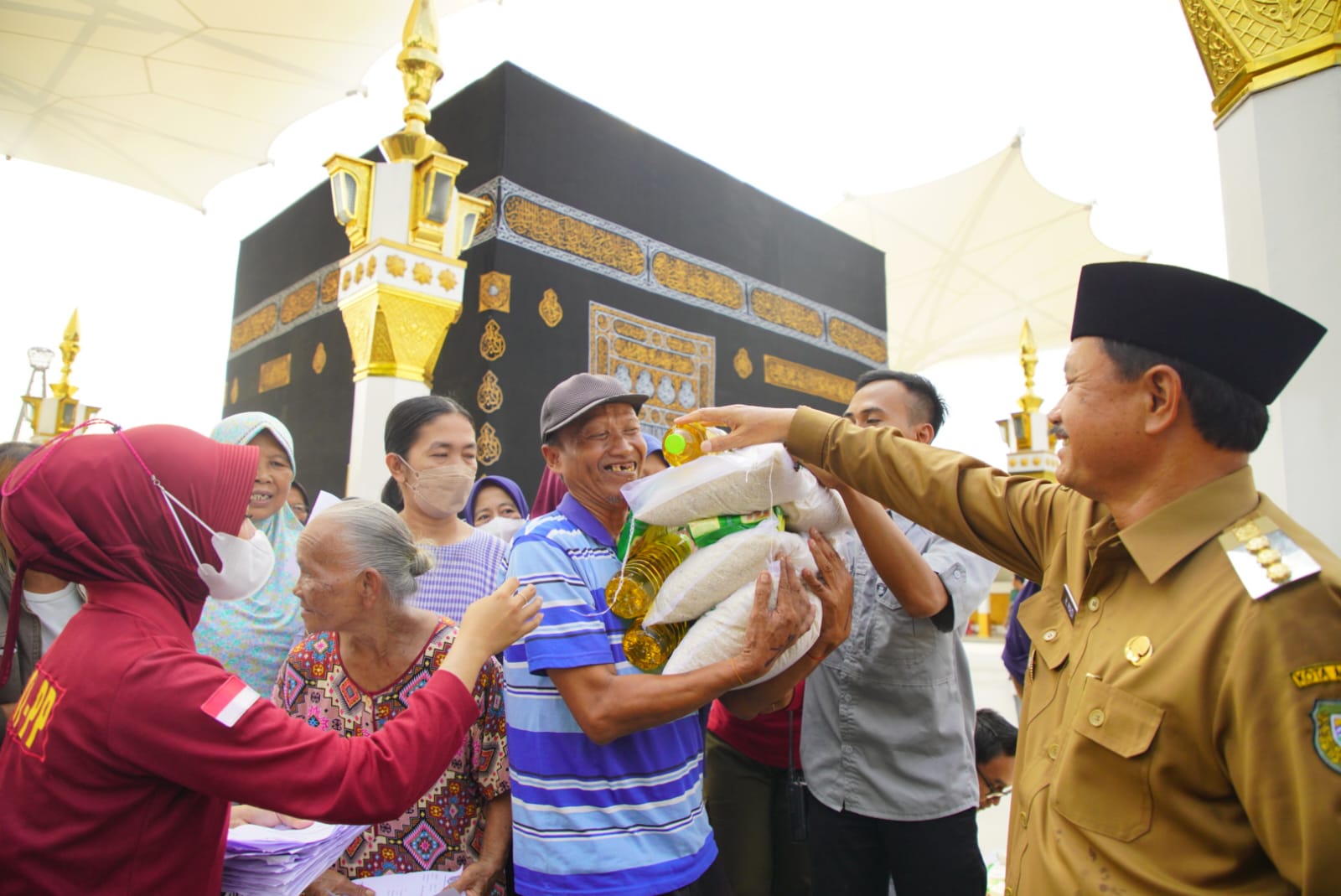 Foto 10 dari 10: Berbagi Kebahagiaan Hari Raya, Wali Kota Salurkan Sembako Kepada Warga Sekitar Tempat Wisata Hingga Penghuni Rusunawa