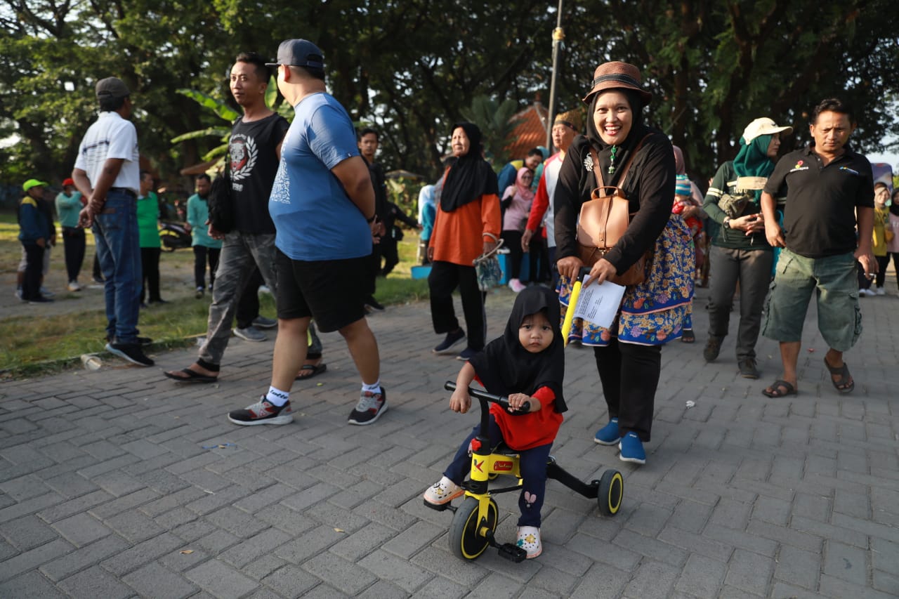 Foto 27 dari 28: Jalan Santai Bersama Warga Taman, Wali Kota : Perayaan Ini Untuk Masyarakat