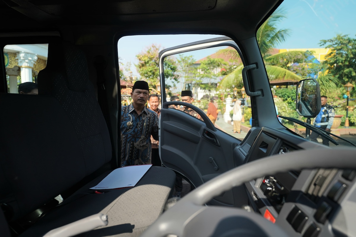 Foto 1 dari 7: Terima CSR Kendaraan Operasional untuk Pemkot dari Bank Jatim, Wali Kota Harap Bermanfaat bagi Masyarakat