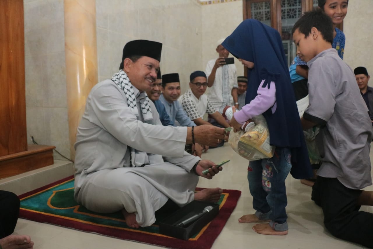 Foto 6 dari 7: Salat Isya dan Tarawih Safari Ramadan di Masjid Sayyidina ‘Ali Wali Kota Pesan Jaga Kondusifitas Kota Jelang Idul Fitri