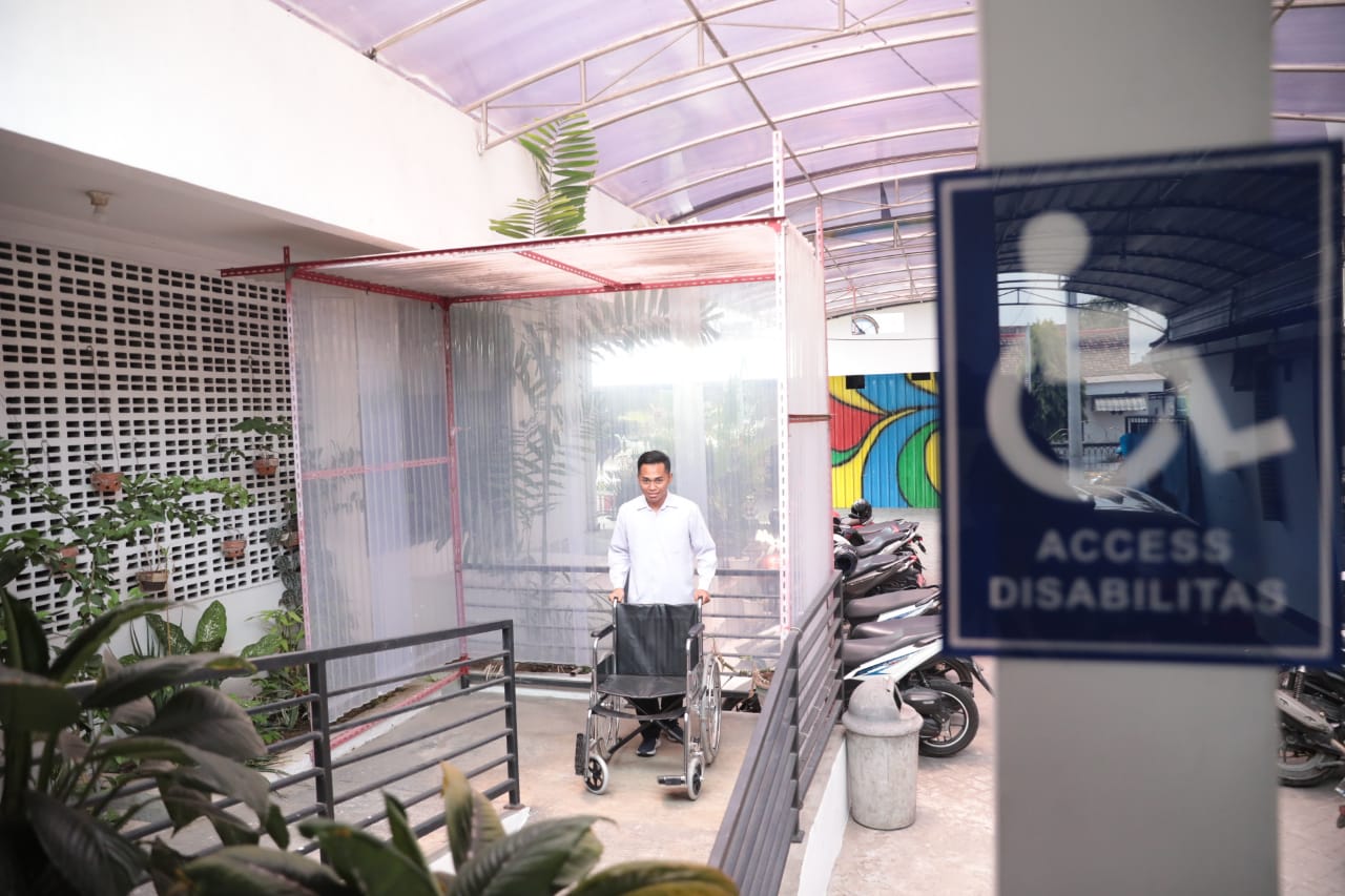 Foto 3 dari 5: Madiun Kota Setara! Dinas Kominfo Fasilitasi Keyboard Braille Agar Difabel Mudah Akses Informasi