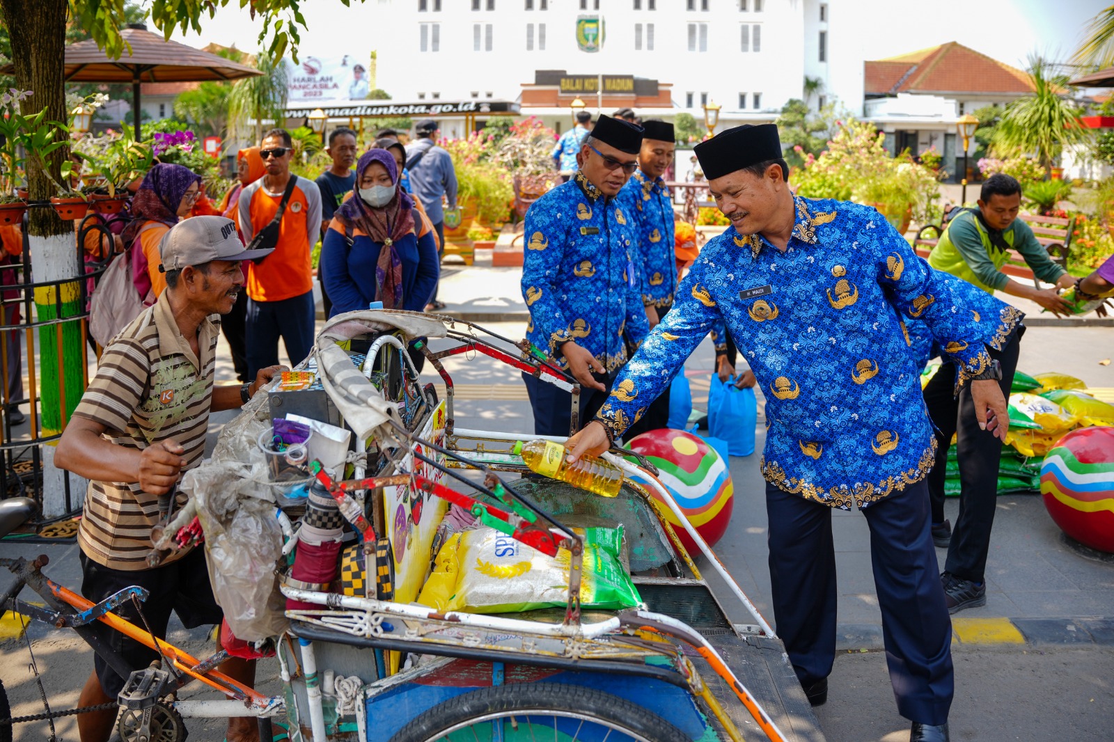 Amalkan Sila ke Lima, Wali Kota Bagi-Bagi Sembako ke Tukang Becak Hingga Projasih