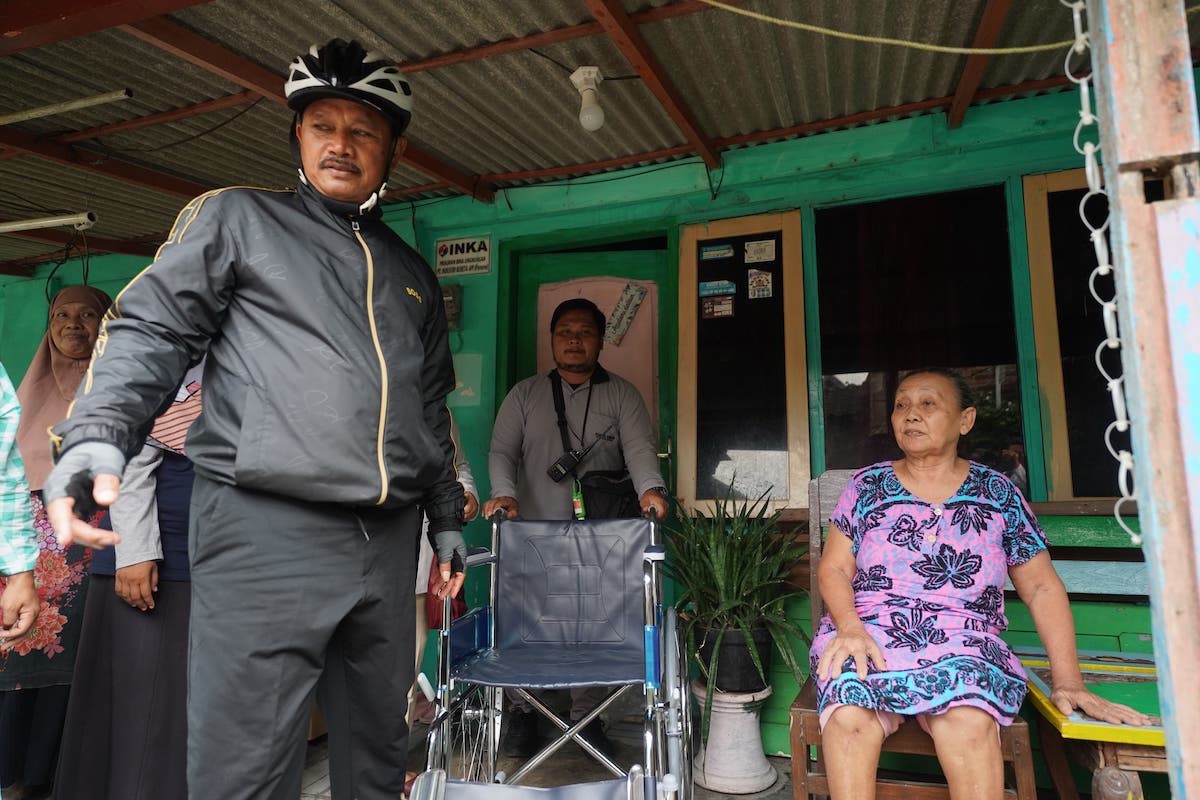 Foto 6 dari 9: Salurkan Bantuan ke Warga, Wali Kota: Pemerintah Hadir untuk Masyarakat