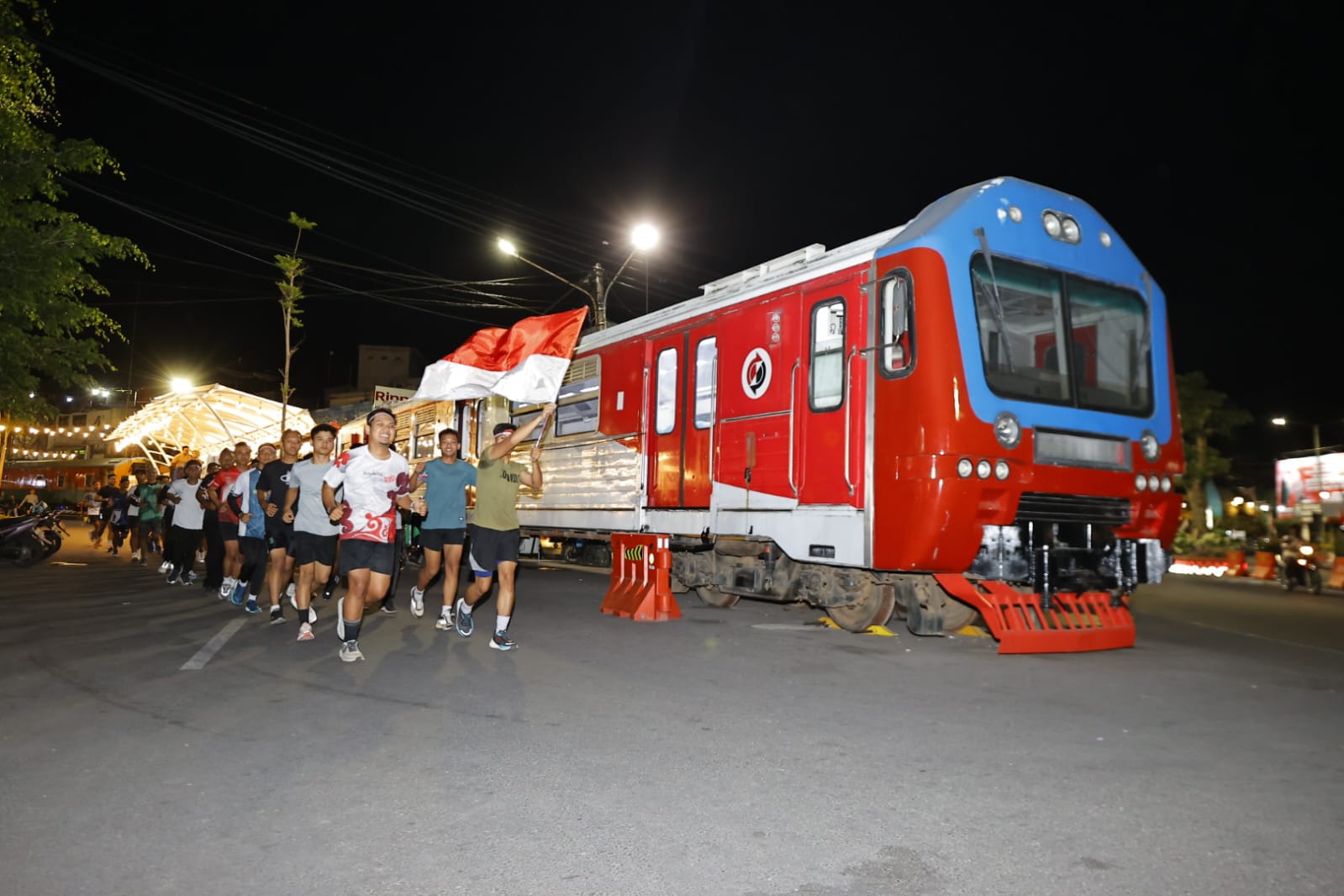 Berlari Sambil Kibarkan Bendera Jadi Cara Madiun Runners Rayakan Hari Kemerdekaan