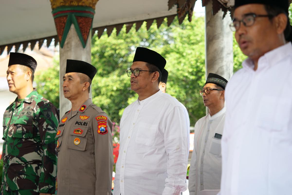 Foto 16 dari 19: Peringati Hari Santri, Pj Wali Kota Harap Santri Tingkatkan Kemandirian dan Lanjutkan Perjuangan