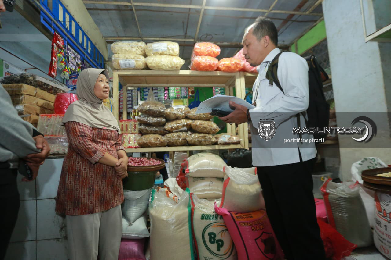 Foto 7 dari 10: Stok SPHP Aman, Bapanas Sidak Ketersediaan dan Harga Beras di Pasar Besar Madiun