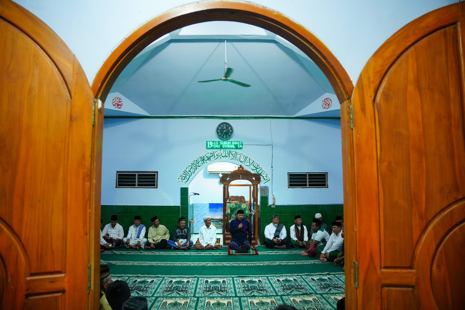 Foto 5 dari 10: Gelar Salat Isya di Masjid Baddal’ul Muttaqin, Wali Kota Sosialisasi Sekaligus Salurkan Bantuan ke Warga