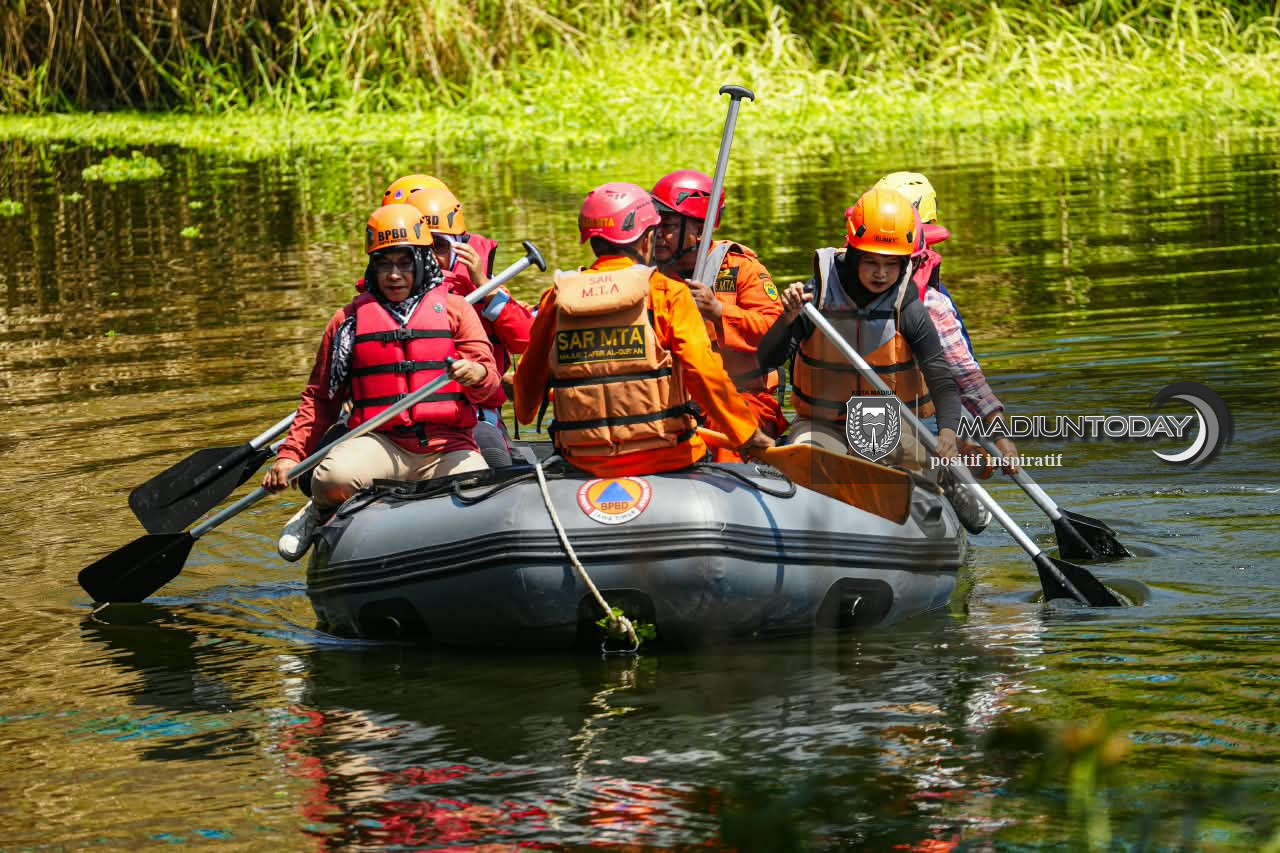 Foto 17 dari 19: Mendayungpun Ada Aturannya, Serunya Pelatihan Water Rescue di Kali Bantaran