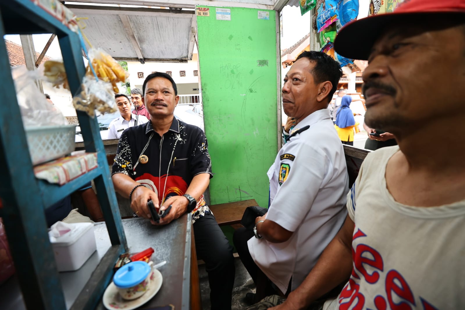 Foto 5 dari 6: Tinjau Keluarga Disabilitas di Patihan, Wali Kota Serahkan Bantuan Laptop dan Beri Santunan Lansia Ngebrok Rp 2 Juta