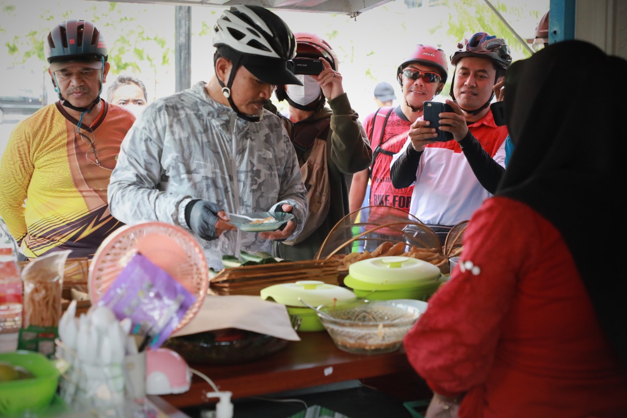 Foto 2 dari 10: Wali Kota Gowes Pagi Sembari Monitoring Proyek Pembangunan