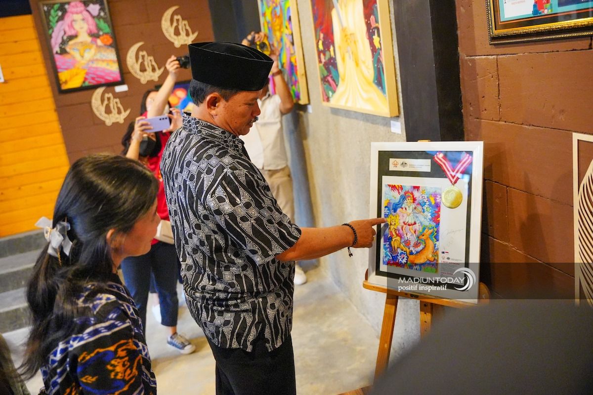 Foto 2 dari 8: Gelar Pameran Tunggal Seni Lukis, Joyce Zerlina Ingin Tularkan Semangat Positif Bagi Generasi Muda