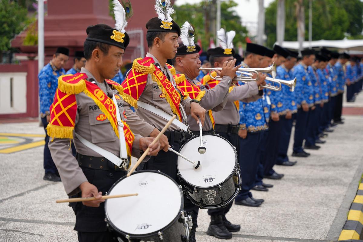 Foto 5 dari 7: Peringati Hari Pahlawan, Pemkot dan DPRD Gelar Ziarah Makam di TMP
