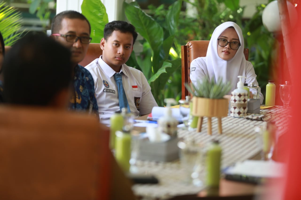 Foto 3 dari 8: Audiensi dengan Yayasan Bakti Marvin Zacky, Wali Kota Sampaikan Apresiasi atas Program Beasiswa Untuk Pelajar Kota